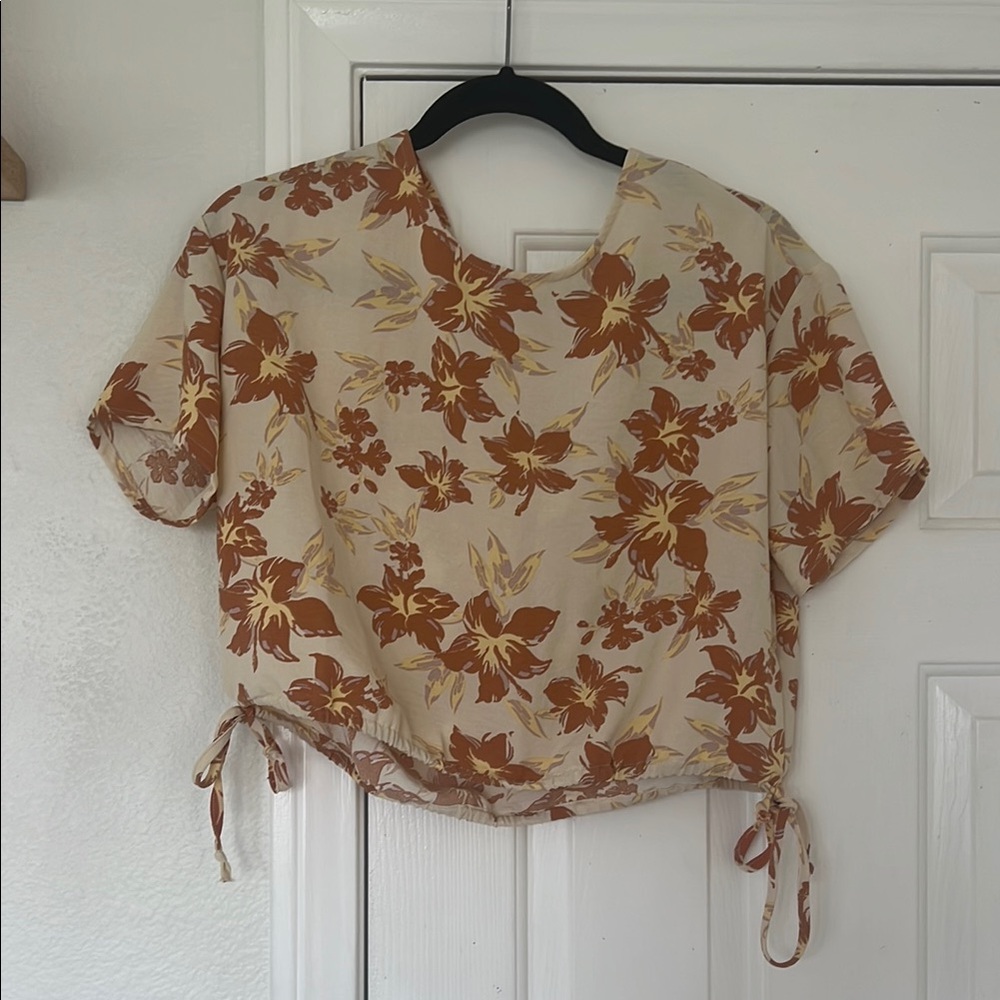 🌺 AMUSE Floral Print Women's Top subdued, tropical colors. Aloha time! 🌈💛🤙🏼